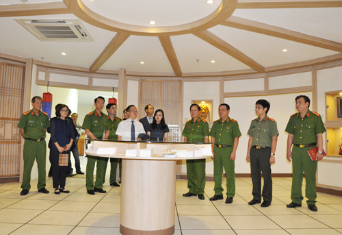 Đoàn thăm quan Phòng giới thiệu văn hóa Hàn Quốc được xây dựng trong khuôn khổ của Dự án